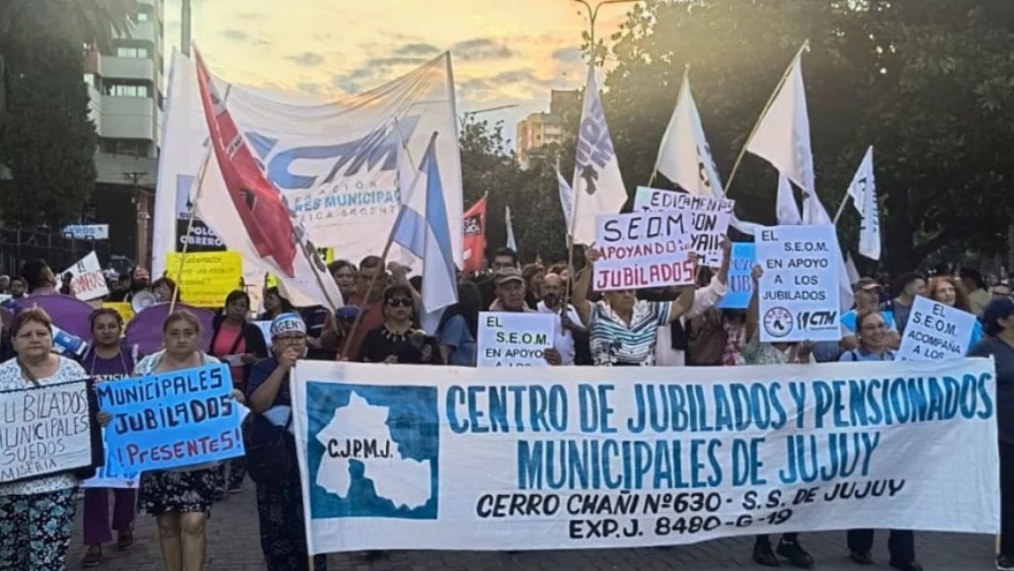 Cientos de juje�os y organizaciones sociales marcharon en solidaridad a los jubilados