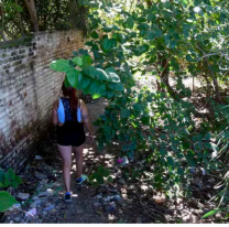 Jovencita esperaba el cole y monstruo le hizo lo peor: apareció en un descampado