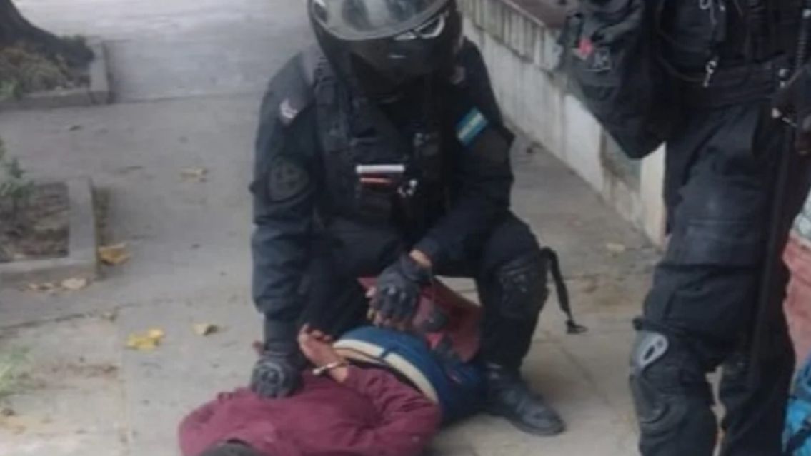 Juje�o se hizo el picante con una pistola de juguete y as� termin�