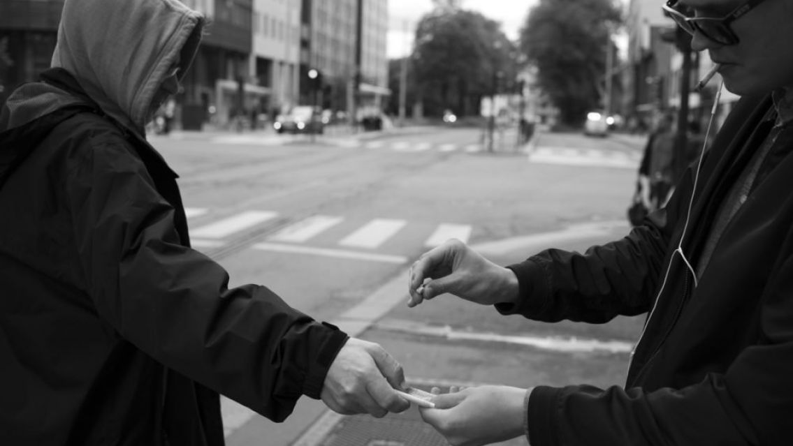 Agarraron un transa juje�o que vend�a droga en una parada de colectivos