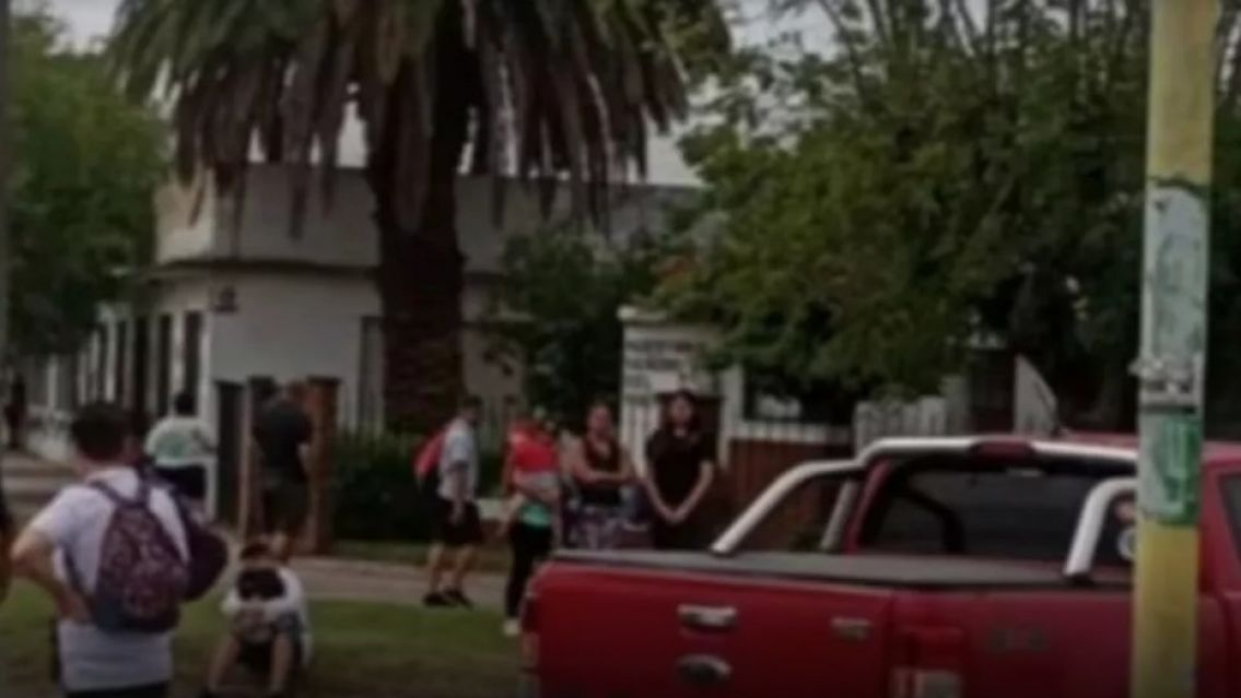 Una mujer y su hija de 4 años fueron atropelladas en la puerta de un colegio
