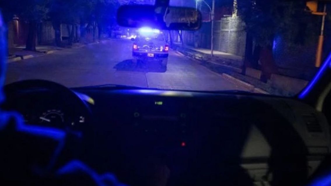 Atraparon a dos polic�as jugando a la "pilladita" en el m�vil policial