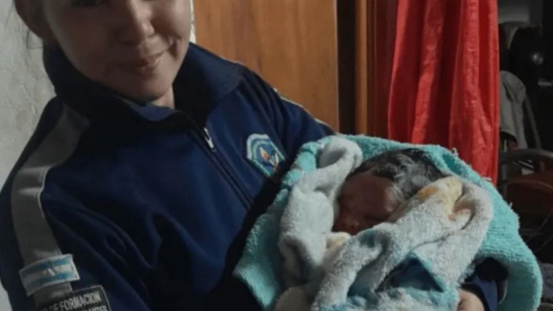No sab�a que estaba embarazada, fue al ba�o y tuvo un hijo