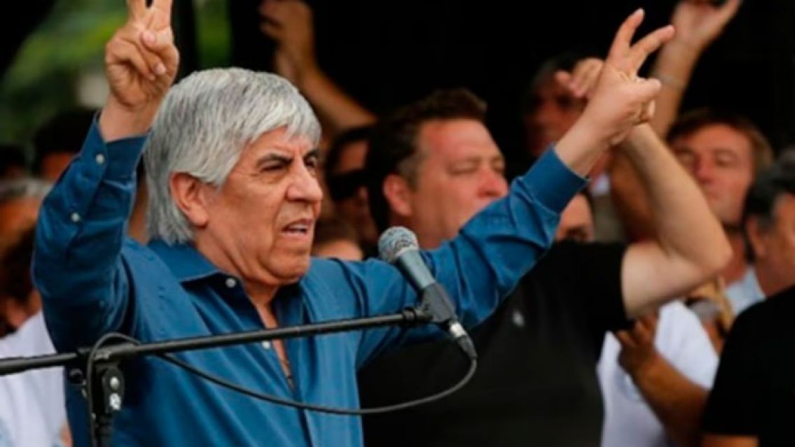 Moyano acept� la pauta salarial de Milei y acord� paritarias con subas de 1% mensual
