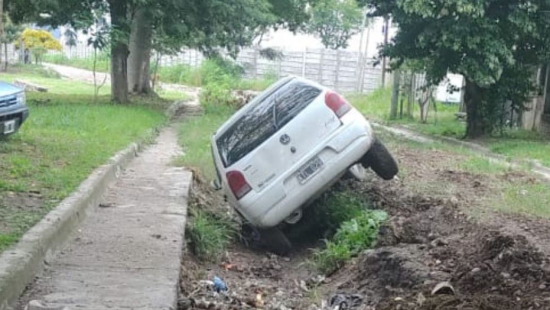Jujeño volvió de noche y quedó atrapado en un tremendo pozo en la calle
