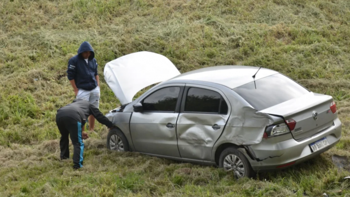Auto desbarrancó en el acceso sur tras ser impactado por otro vehículo