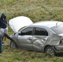 Auto desbarrancó en el acceso sur tras ser impactado por otro vehículo