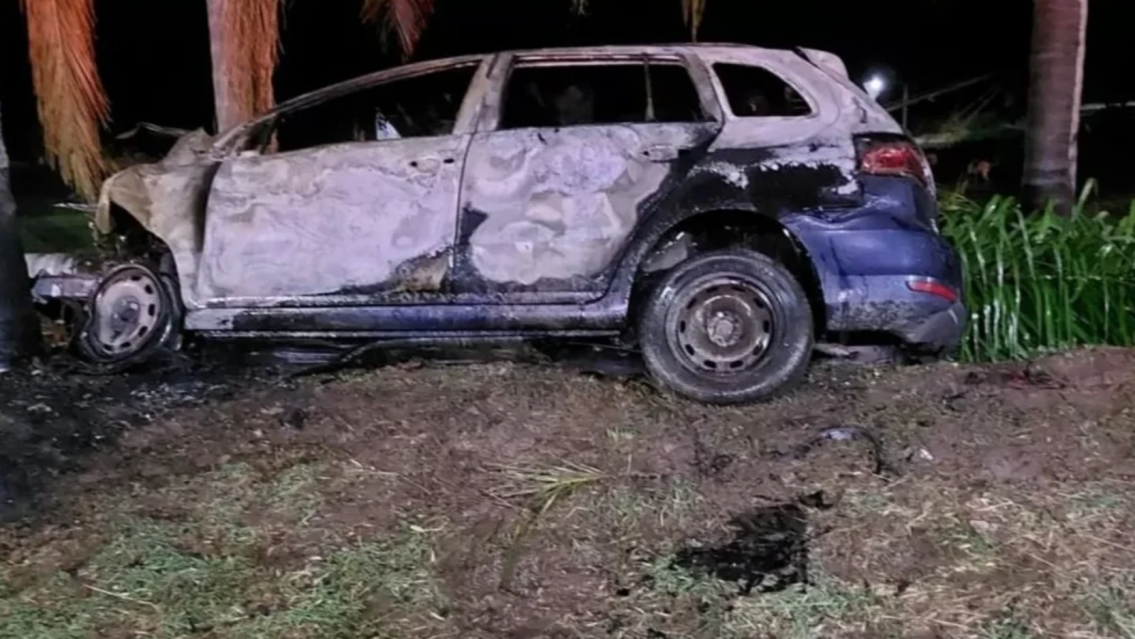 Dos autos y una moto chocaron en Jujuy y uno se prendió fuego: varios heridos