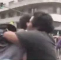 Ba&ntilde;&oacute; con birra a un periodista y despu&eacute;s le pidi&oacute; perd&oacute;n de forma ins&oacute;lita: "Soy.."