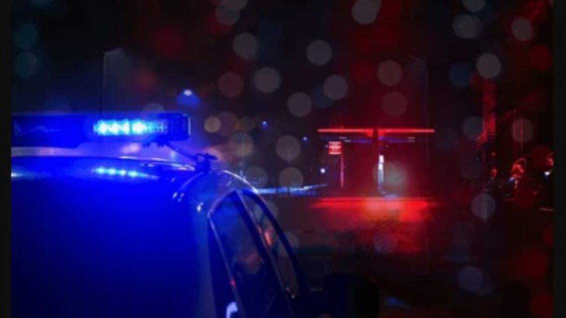 Encontraron a un joven tirado en la calle, su novia lo apuñaló en el cuello