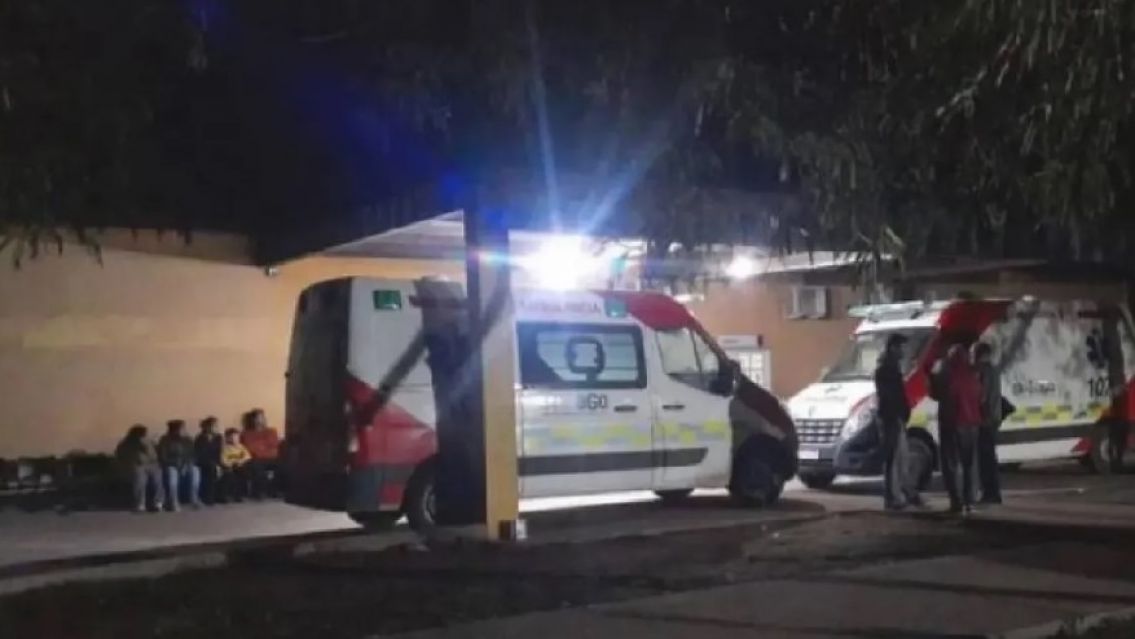 Norteño llegó tarde del boliche, lo estaba esperando su novia en la puerta con un cuchillo