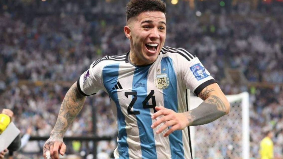 Enzo Fern�ndez sali� con su hijo Benjam�n a la cancha y un detalle derriti� por completo a las redes