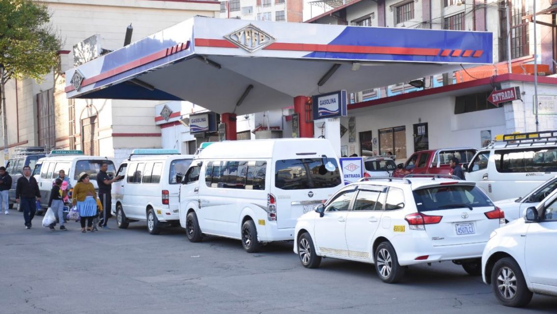 Bolivia en crisis: sin dólares ni combustible, al borde del colapso
