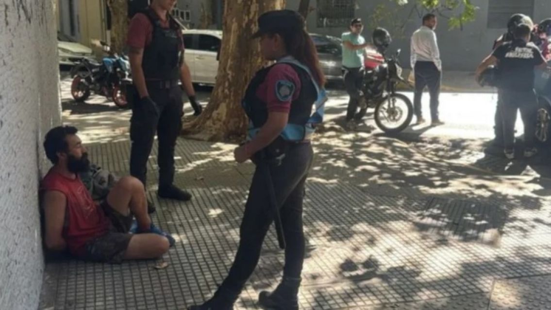 Detienen a un asqueroso que les entregaba sus fotos a niñas a la salida de la escuela