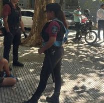 Detienen a un asqueroso que les entregaba sus fotos a niñas a la salida de la escuela