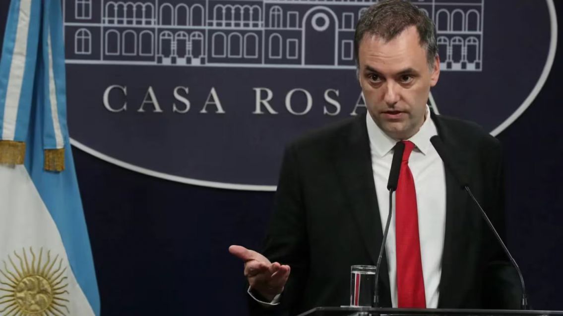 El insólito piropo que usó Manuel Adorni al hablar de Cristina: "Qué linda..."