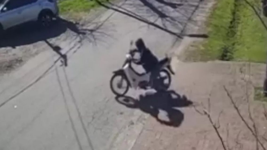 Jujeño fue a ver a su hijita, aprovechó un descuido y le afanó la moto a su ex