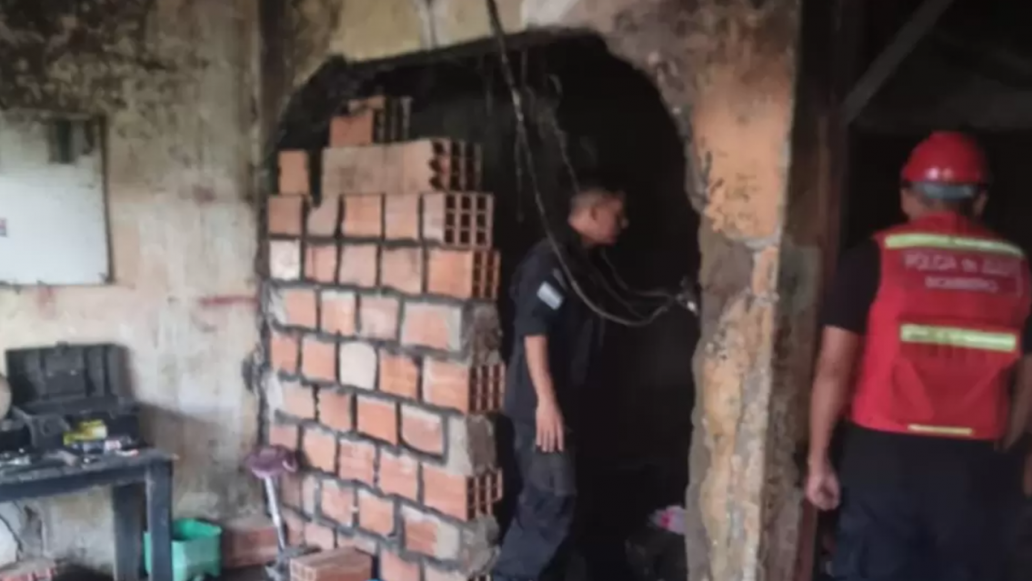 Impresionante rescate de dos ni�os de un incendio: perdieron todo�