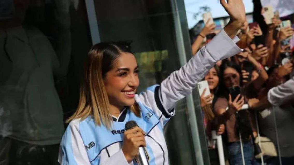 El sorpresivo gesto de María Becerra en medio de su show en plena calle