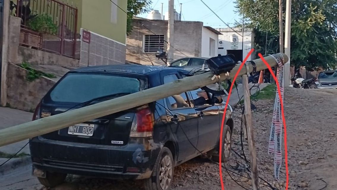 AHORA: Cay� un poste y destroz� un auto 