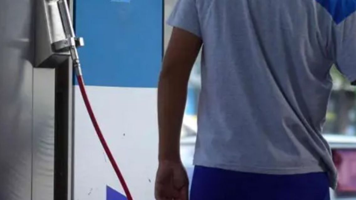 Final inesperado: le pidió a un playero que le inflara la rueda, le pareció lindo y lo invitó a la casa