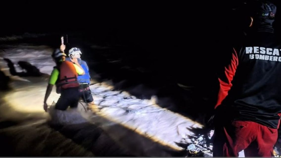 Impresionante operativo para rescatar a un jujeño que era arrastrado por el Río Grande