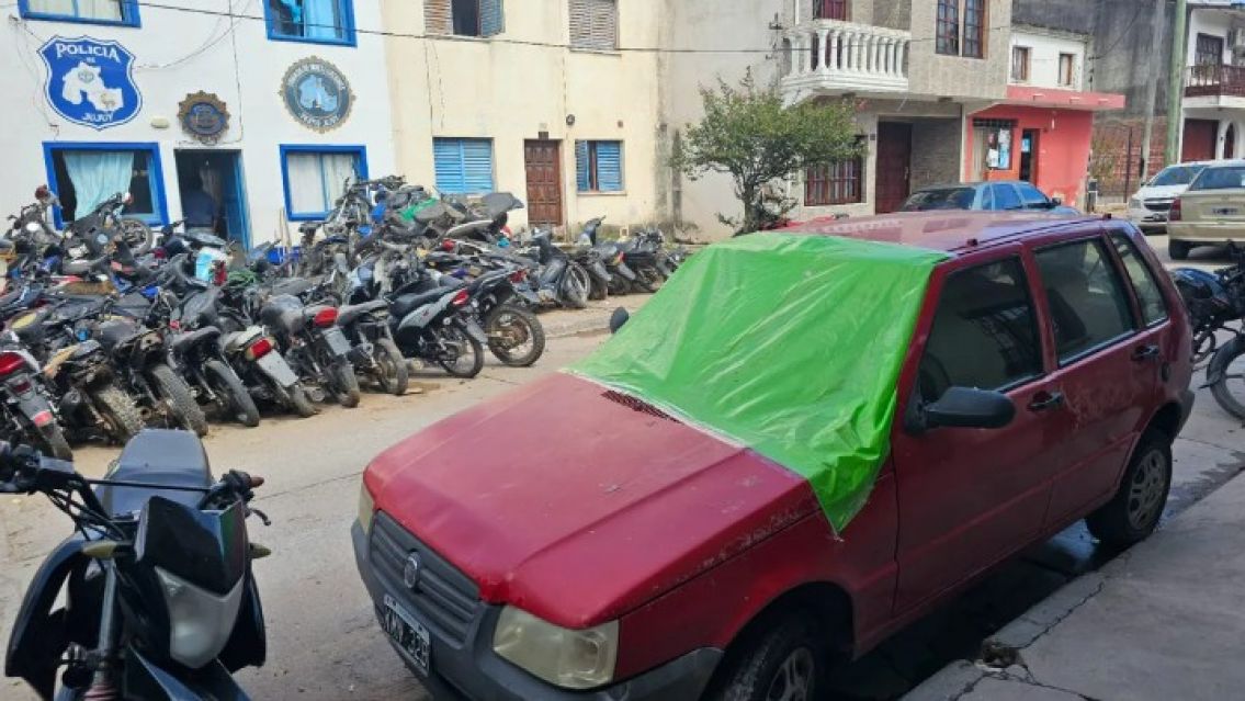 Vive frente a la Brigada en Perico y le destrozaron el auto para robarle