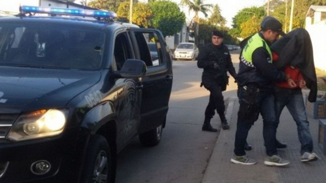 Intentaron evadir un control policial y los atraparon justo: llevaban un arma