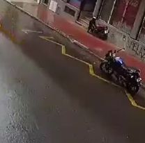 Adolescente jujeña atacó a golpes a una joven en plena calle y escapó en moto