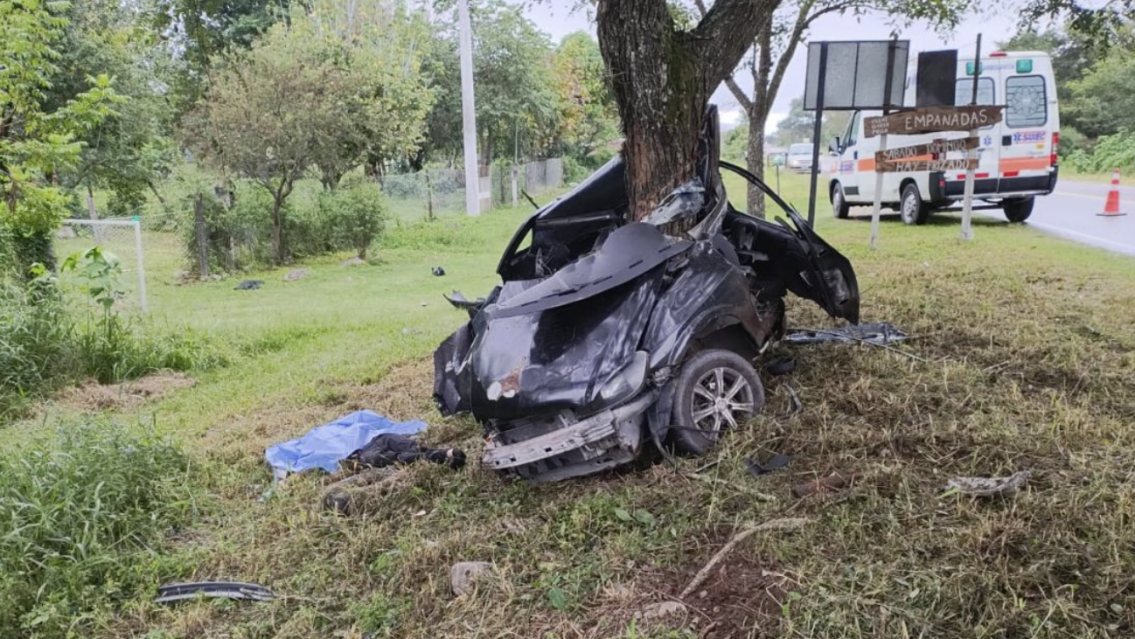 Norte�o incrust� su auto en un �rbol y falleci� en el acto
