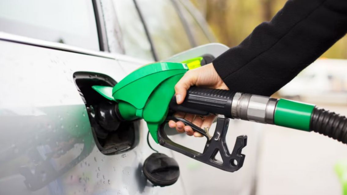 Vuelve a aumentar la nafta desde esta medianoche: la suba rondaría el 2%