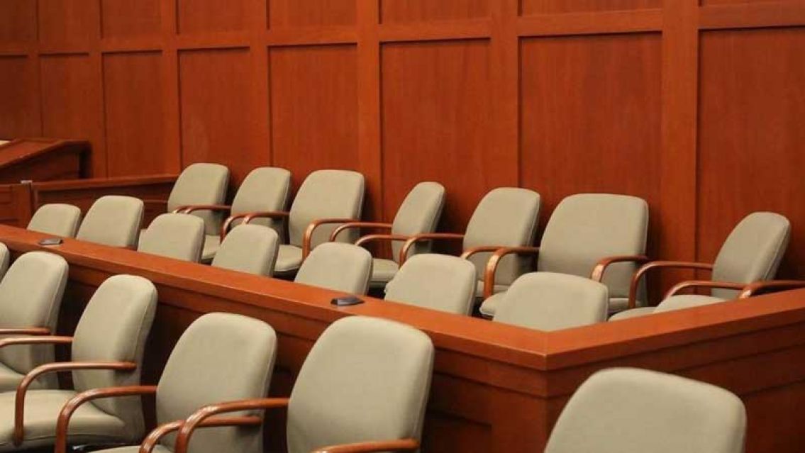 Escándalo total: preso atacó a un juez en plena audiencia y le fracturó un dedo