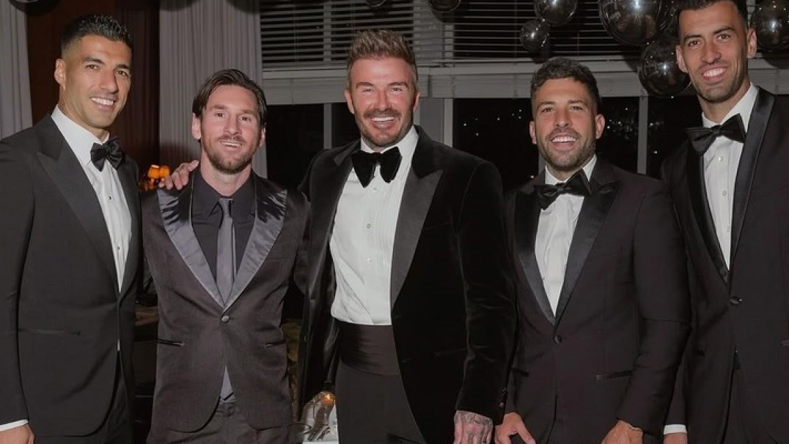 ¿Tiene dos? Hay polémica por la foto de Messi con Beckham, Jordi y Suárez