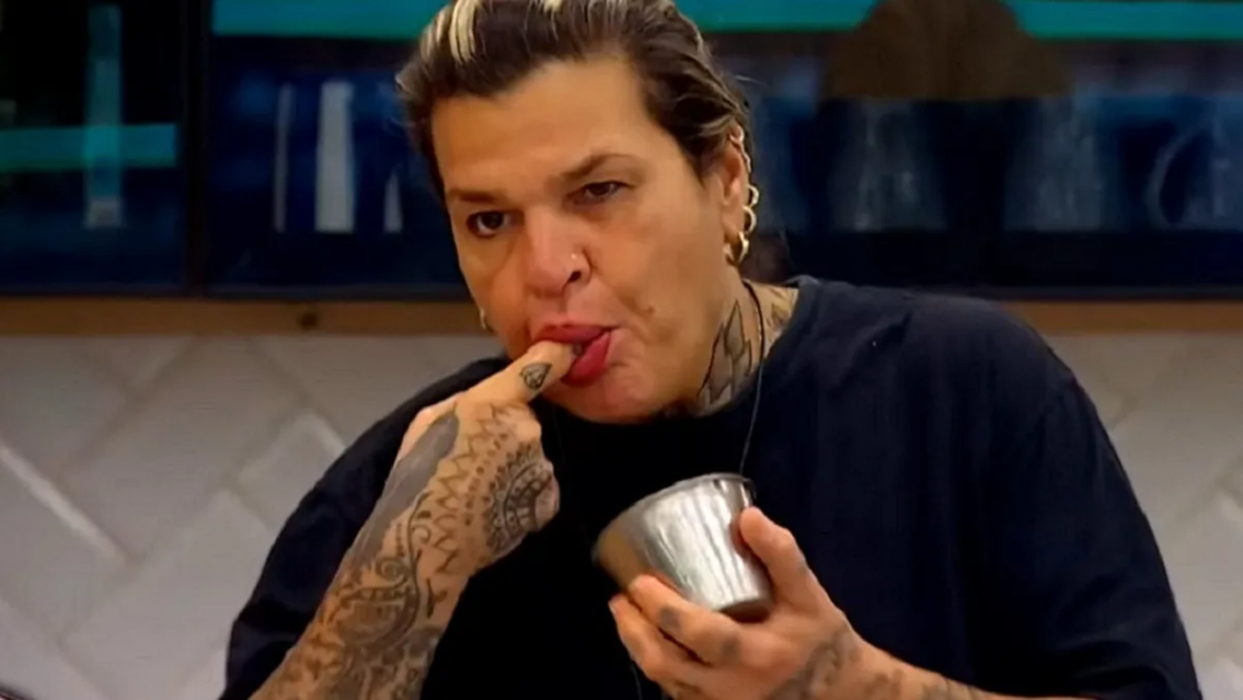 "Mocos", apuntan a Sandra de Gran Hermano por su poca higiene al cocinar