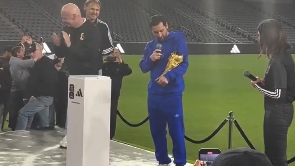 Le pudo hac�' upa, Messi se volvi� a encontrar con la copa original