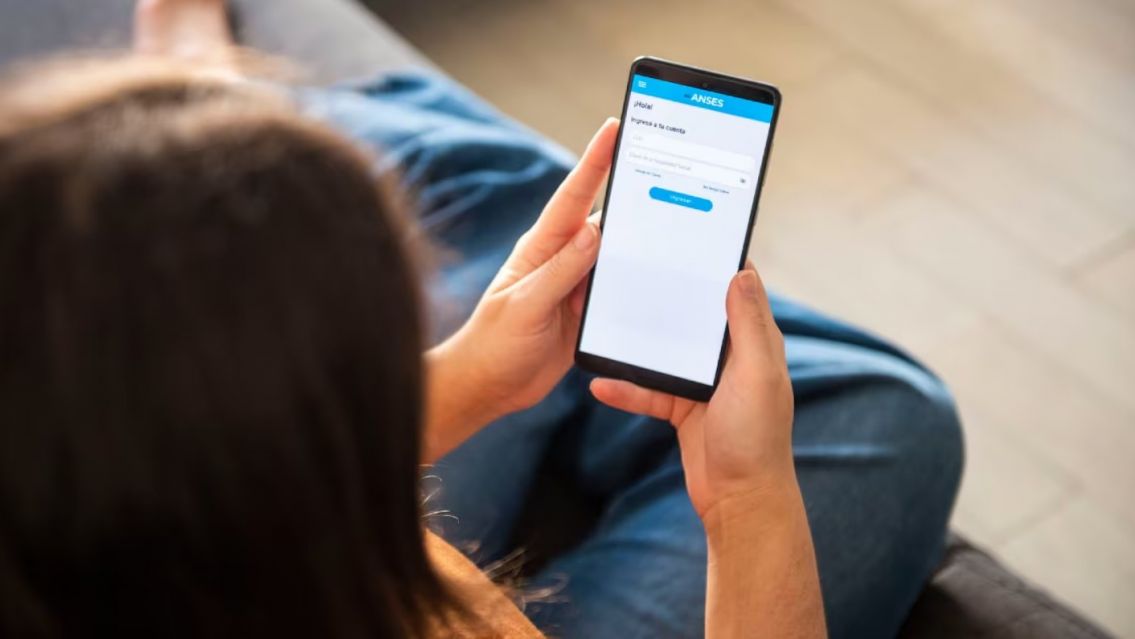 Revelaron quiénes no cobran la AUH y Tarjeta Alimentar en abril de 2025