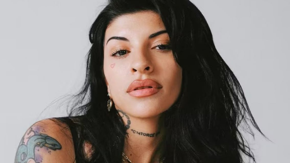 "Se iba con mi marido al cerro": una mujer furiosa con Cazzu