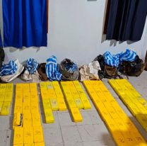 Cinematogr&aacute;fico operativo en la frontera: arrojaron 95 kilos de coca&iacute;na en la calle