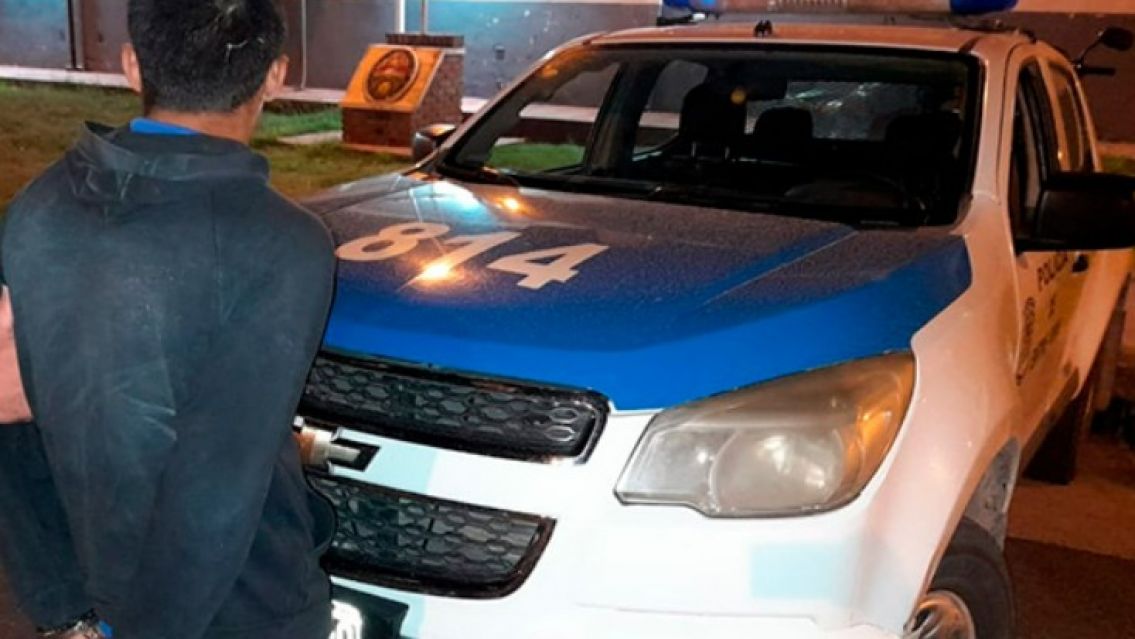 Mató a puñaladas a su padre y se sentó en la vereda a esperar que lo detenga la Policía