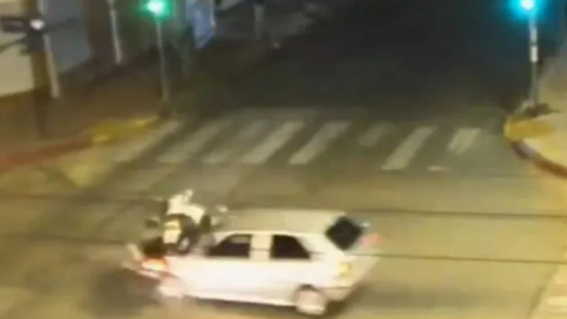 Conductor totalmente borracho pas� el sem�foro en rojo y atropell� a una familia