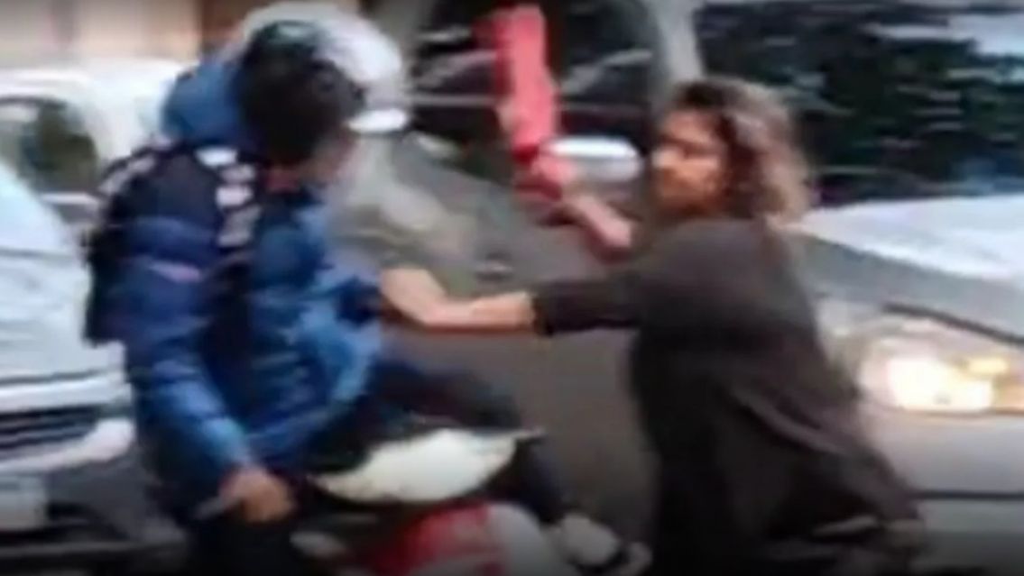 Se bajó del auto con un matafuego y atacó a un hombre en pleno centro