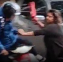 Se bajó del auto con un matafuego y atacó a un hombre en pleno centro