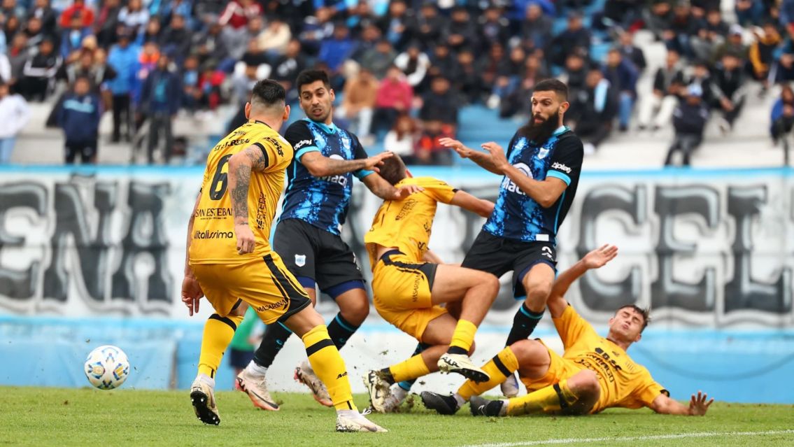 Gimnasia no pudo quebrar el cero ante Mitre SDE en casa