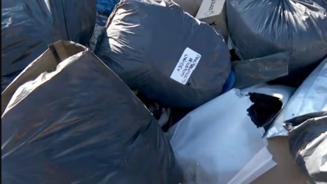 Donó ropa para Bahía Blanca y la encontró en un basural