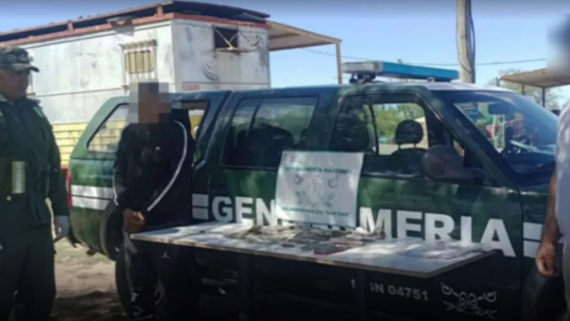 Viajaba a Salta y le encontraron un bolso extra�o en plena ruta: ten�a m�s de 130 mil USD