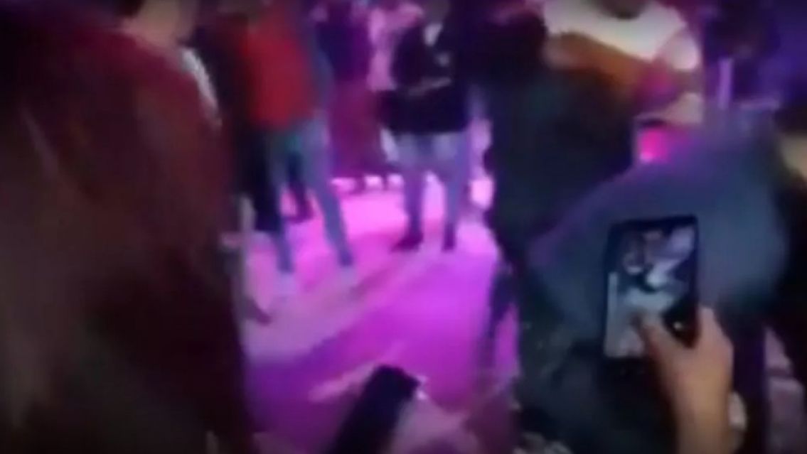 A los mechonazos: dos chicas se pelearon a la salida de un boliche