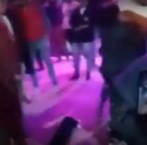 A los mechonazos: dos chicas se pelearon a la salida de un boliche