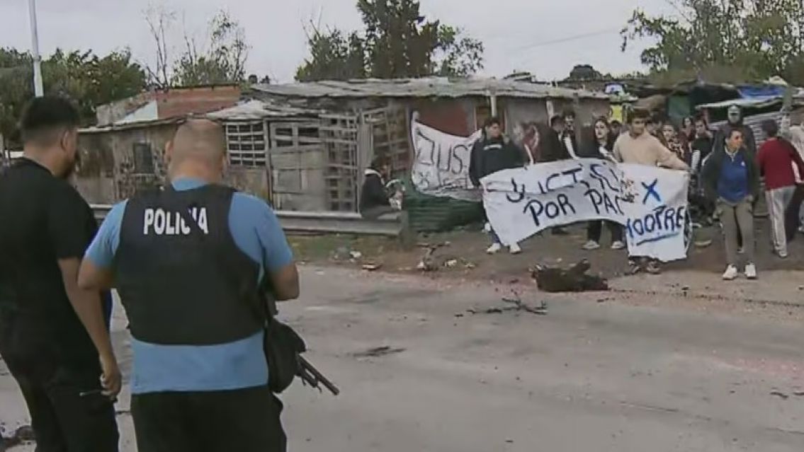 Tensi�n en un piquete: un nene intent� atacar a un polic�a con un cuchillo