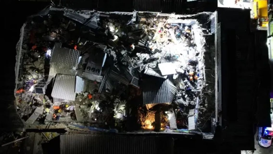 Se derrumbó el techo de un boliche: hay al menos 58 muertos y más de 150 heridos