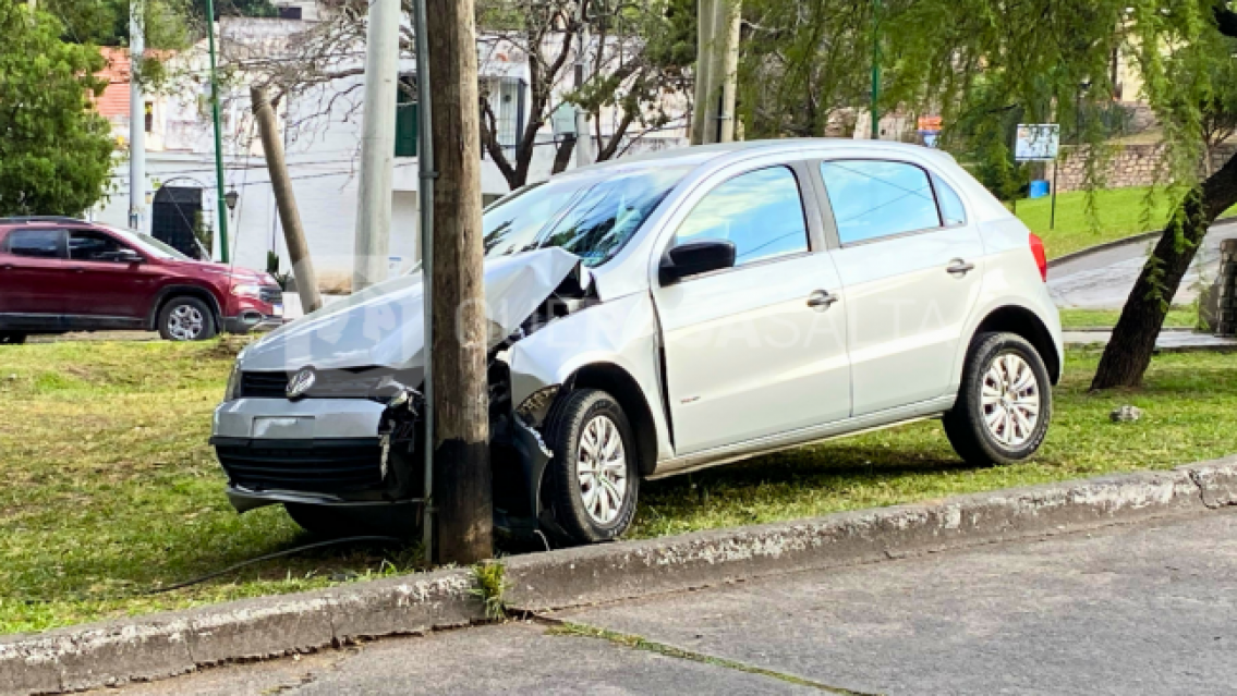 Norteño perdió el control del auto y dio con todo contra un poste